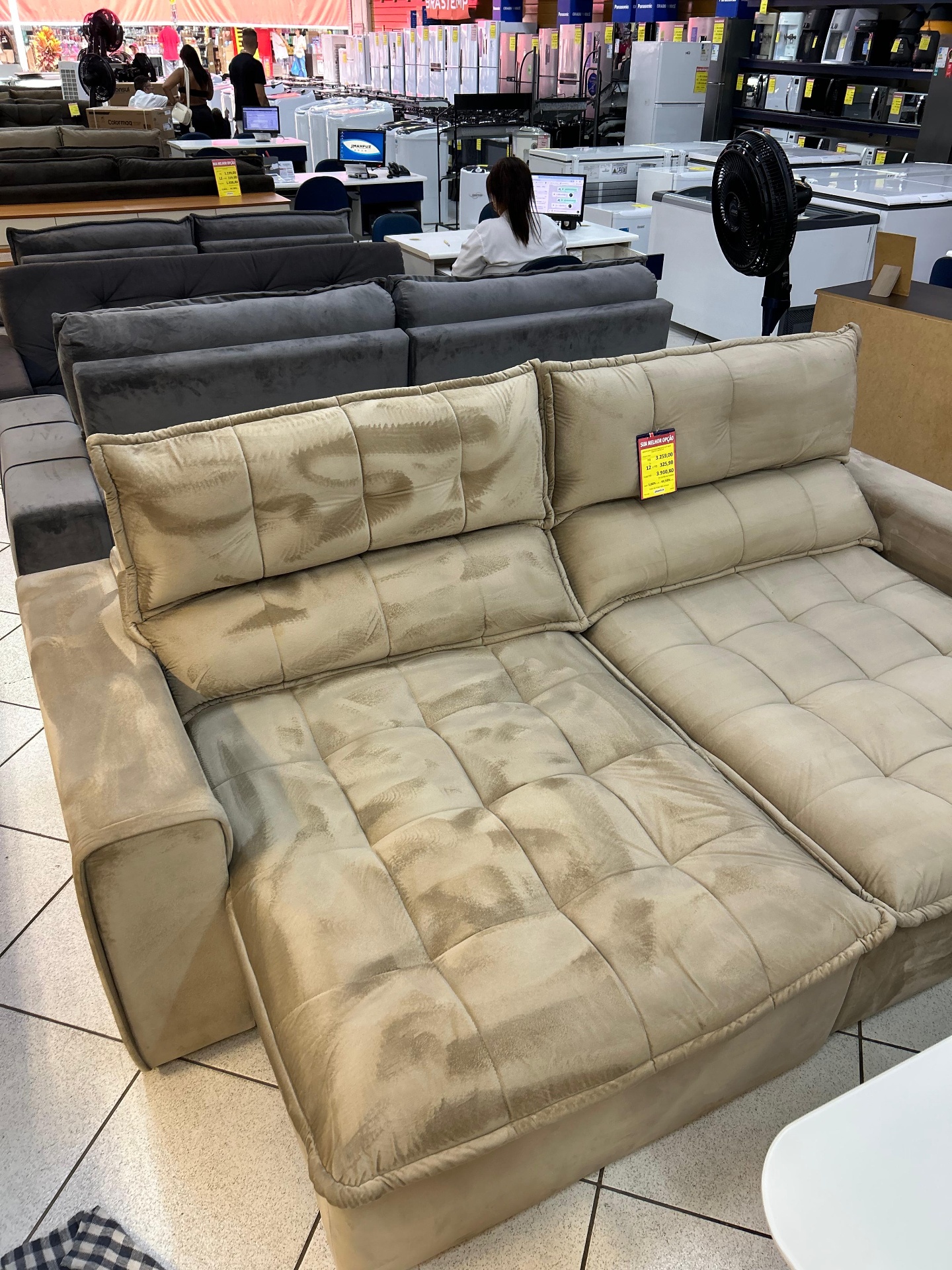 Antes e depois: Sofá grande de showroom